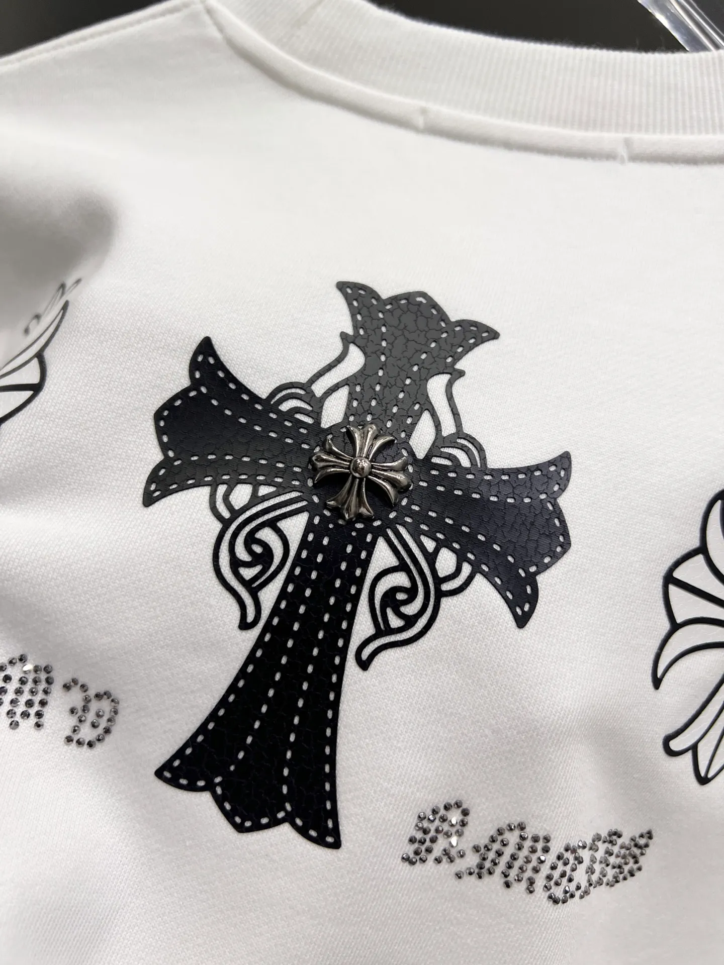 🅿️280 CH Crowe 2025 Autumn and Winter New Style Round Neck Long Sleeve Sweater Cross Patch Leather + Customized Hardware Metal Horseshoe Sanskrit Characters + Middle Eastern Australian Diamond Design Craftsmanship The real thing is great🔥Same style for men and women, loose version Size S M L XL XXL Five sizes Black White